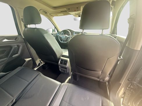 Used 2021 Volkswagen Tiguan SE w/ Panoramic Sunroof Package FWD image 29