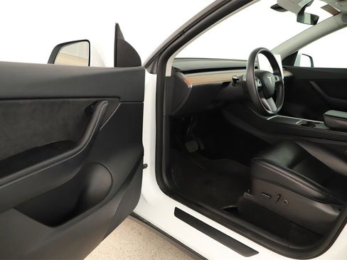 Used 2022 Tesla Model Y Long Range image 14