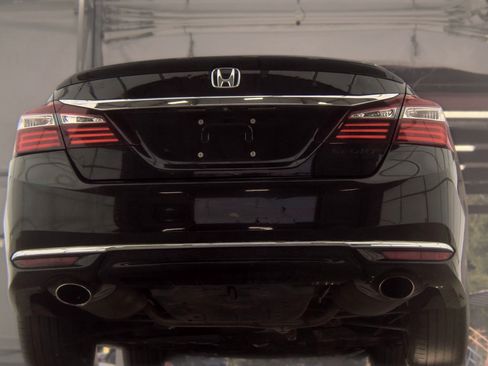 Used 2017 Honda Accord Sport image 4