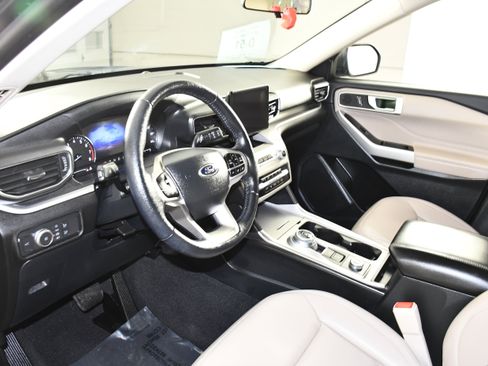 Used 2022 Ford Explorer XLT w/ Equipment Group 202A image 2