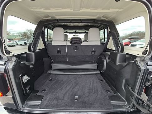 Used 2021 Jeep Wrangler Unlimited Sahara image 37