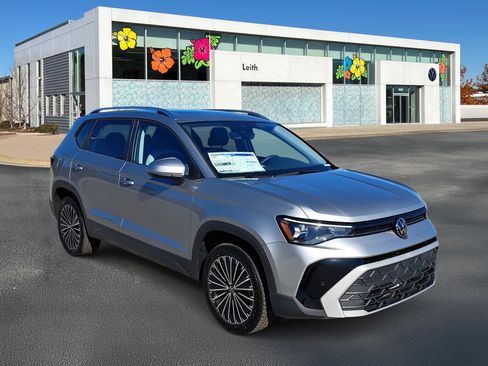 New 2026 Volkswagen Taos SE image 1