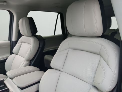 New 2026 Lincoln Navigator Premiere AWD/4WD image 10