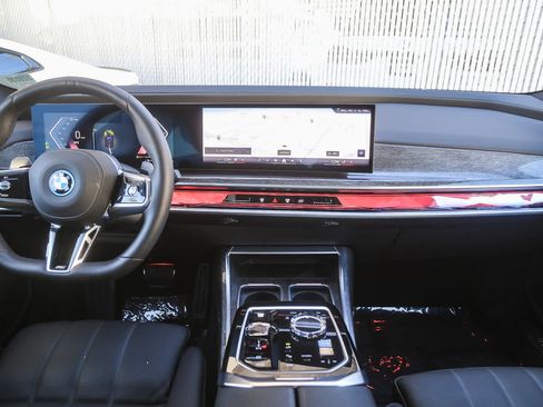 Used 2025 BMW 750e xDrive w/ Premium Package image 9