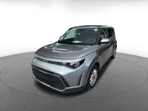 Used 2025 Kia Soul LX w/ LX Technology Package FWD image 9