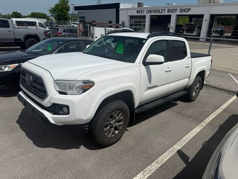 Used 2019 Toyota Tacoma SR5 AWD/4WD image 2