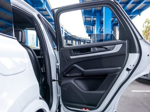 Certified 2025 Porsche Cayenne AWD/4WD image 28