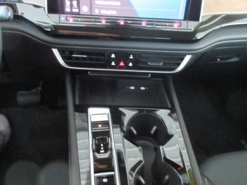 Used 2025 Volkswagen Atlas SE image 23