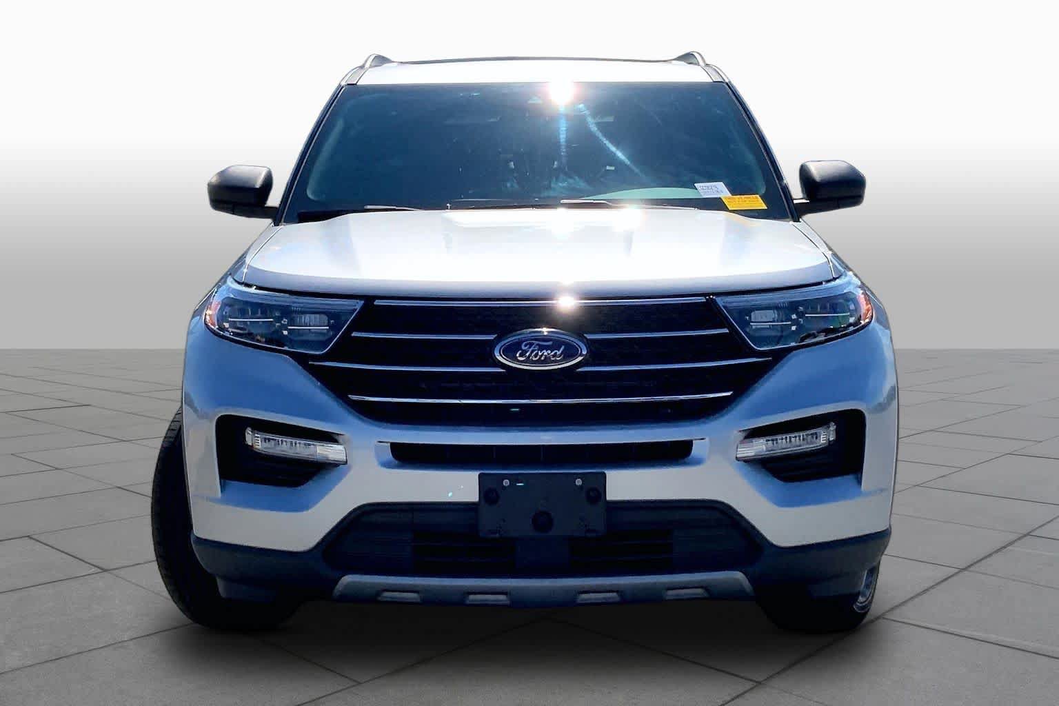 Used 2020 Ford Explorer XLT w/ Equipment Group 202A AWD/4WD image 4