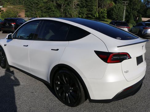 Used 2022 Tesla Model Y Performance AWD/4WD image 3