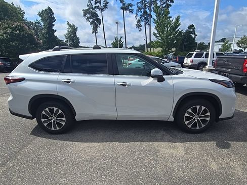 Used 2024 Toyota Highlander XLE FWD image 4