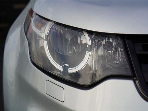 Used 2019 Land Rover Discovery Sport SE image 25