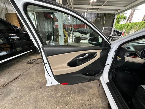 Used 2019 Hyundai Elantra GT FWD image 9