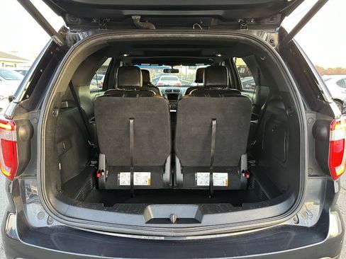 Used 2017 Ford Explorer XLT w/ Equipment Group 202A image 11