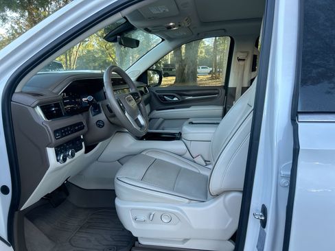Used 2022 GMC Yukon Denali w/ Denali Premium Package image 16