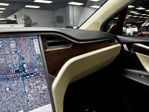 Used 2017 Tesla Model X 75D image 25