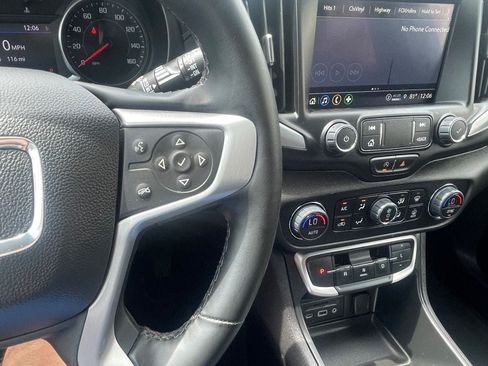 Used 2024 GMC Terrain SLT AWD/4WD image 17