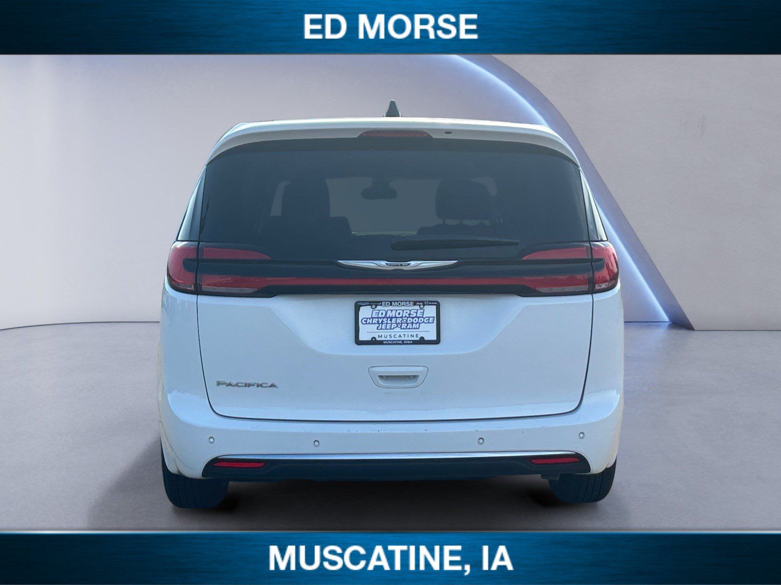 Used 2024 Chrysler Pacifica Touring-L FWD image 4