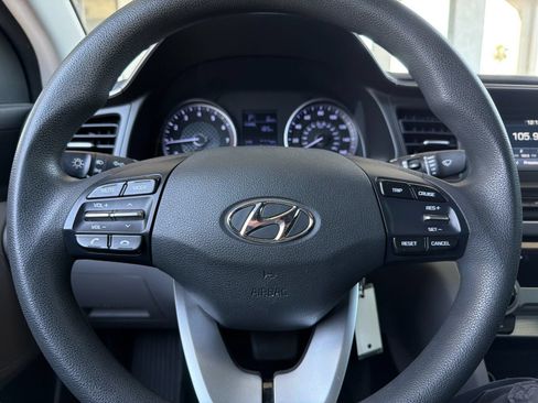 Used 2019 Hyundai Elantra SE FWD image 21