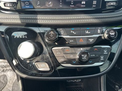 Used 2025 Chrysler Pacifica Limited image 29