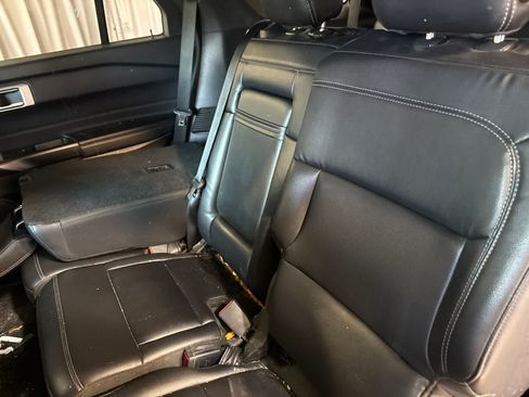 Used 2020 Ford Explorer XLT w/ Equipment Group 202A AWD/4WD image 14
