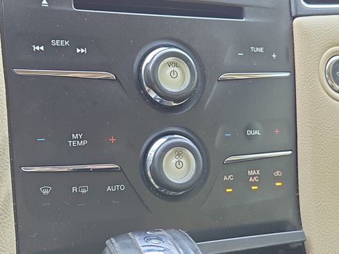 Used 2015 Ford Taurus SEL w/ Equipment Group 201A FWD image 25