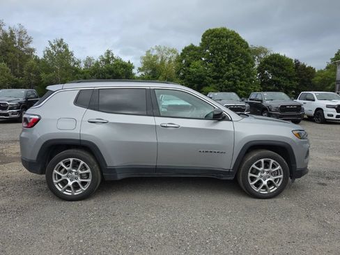 Used 2023 Jeep Compass Latitude AWD/4WD image 4