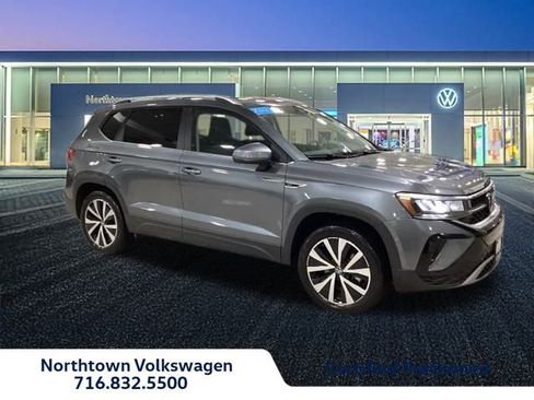 Used 2022 Volkswagen Taos SE image 1