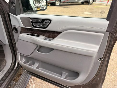 Used 2018 Lincoln Navigator Reserve w/ Technology Package AWD/4WD image 39