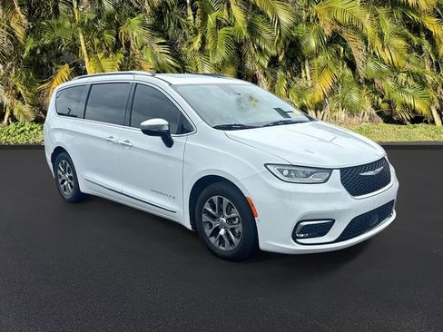 Used 2023 Chrysler Pacifica Pinnacle FWD image 2