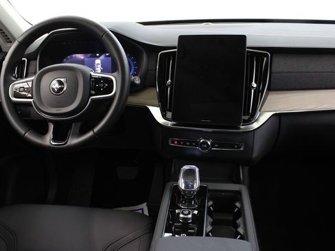 Certified 2025 Volvo XC90 B6 Plus image 9