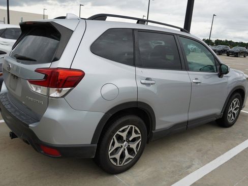 Used 2020 Subaru Forester Premium AWD/4WD image 4