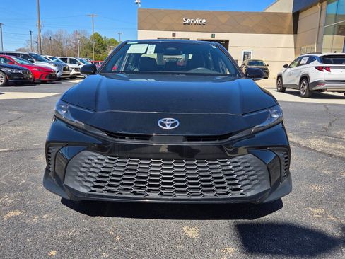 Used 2025 Toyota Camry SE image 2