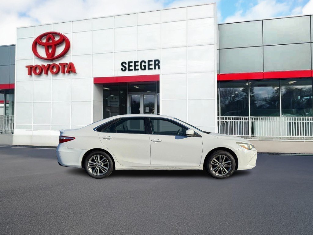 Used 2015 Toyota Camry SE FWD image 2