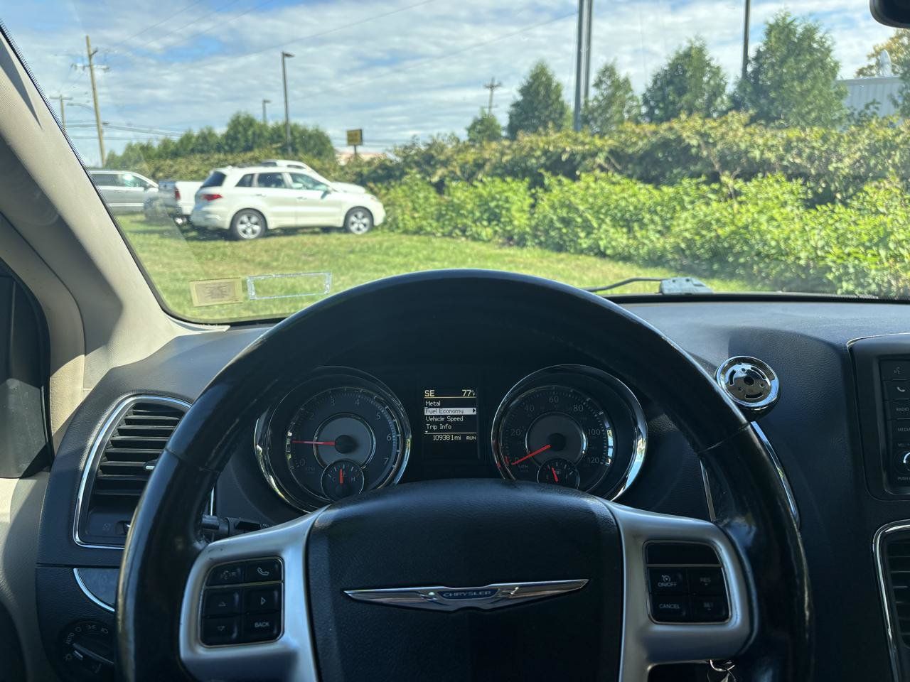 Used 2014 Chrysler Town & Country Touring-L w/ Driver Convenience Group FWD image 10