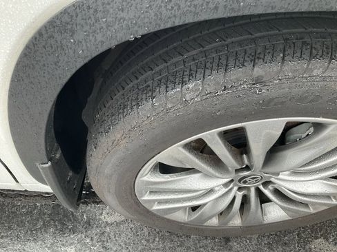 Used 2024 Toyota Highlander Platinum image 2