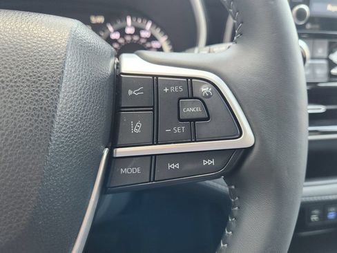 Used 2022 Toyota Highlander XLE FWD image 28