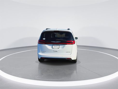 Used 2022 Chrysler Pacifica Limited w/ Uconnect Theater Family Group image 7