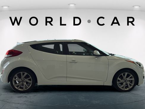 Used 2016 Hyundai Veloster FWD image 2