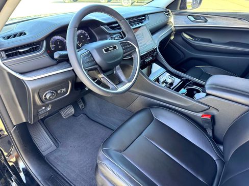 Used 2023 Jeep Grand Cherokee Limited w/ Black Appearance Package image 11