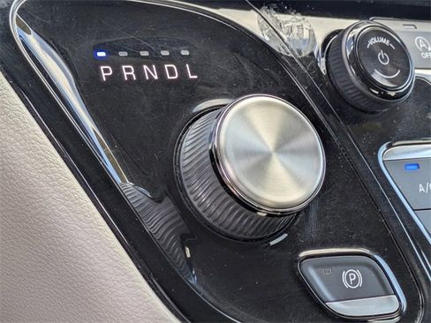 Used 2022 Chrysler Voyager LX image 28