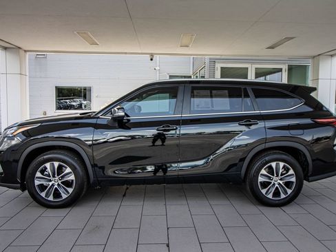 Used 2024 Toyota Highlander XLE FWD image 11