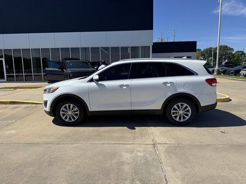 Used 2017 Kia Sorento LX w/ LX Convenience Package image 21