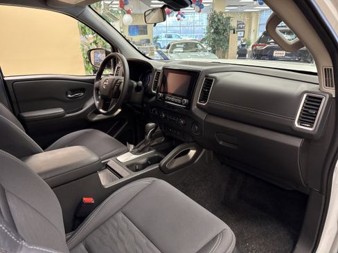 Used 2024 Nissan Frontier SV w/ Technology Package image 13