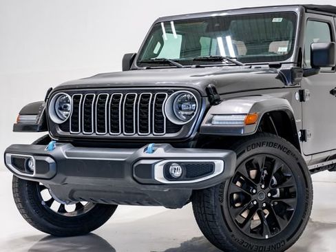 Used 2024 Jeep Wrangler Unlimited Sahara AWD/4WD image 2