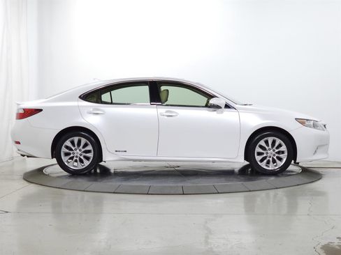 Used 2014 Lexus ES 300h w/ Luxury Package w/Bamboo Trim FWD image 11
