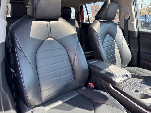 Used 2022 Toyota Highlander XLE image 23