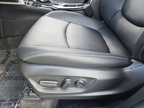 Used 2024 Toyota Corolla Cross XLE image 28