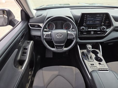 Used 2022 Toyota Highlander LE AWD/4WD image 25