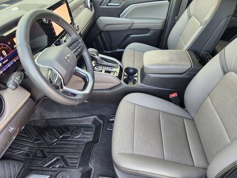 Used 2025 Chevrolet Colorado ZR2 w/ Midnight Edition AWD/4WD image 4